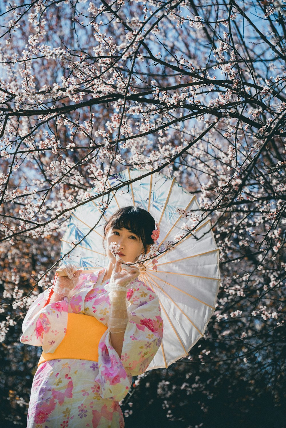 Una donna in un kimono che tiene un ombrello