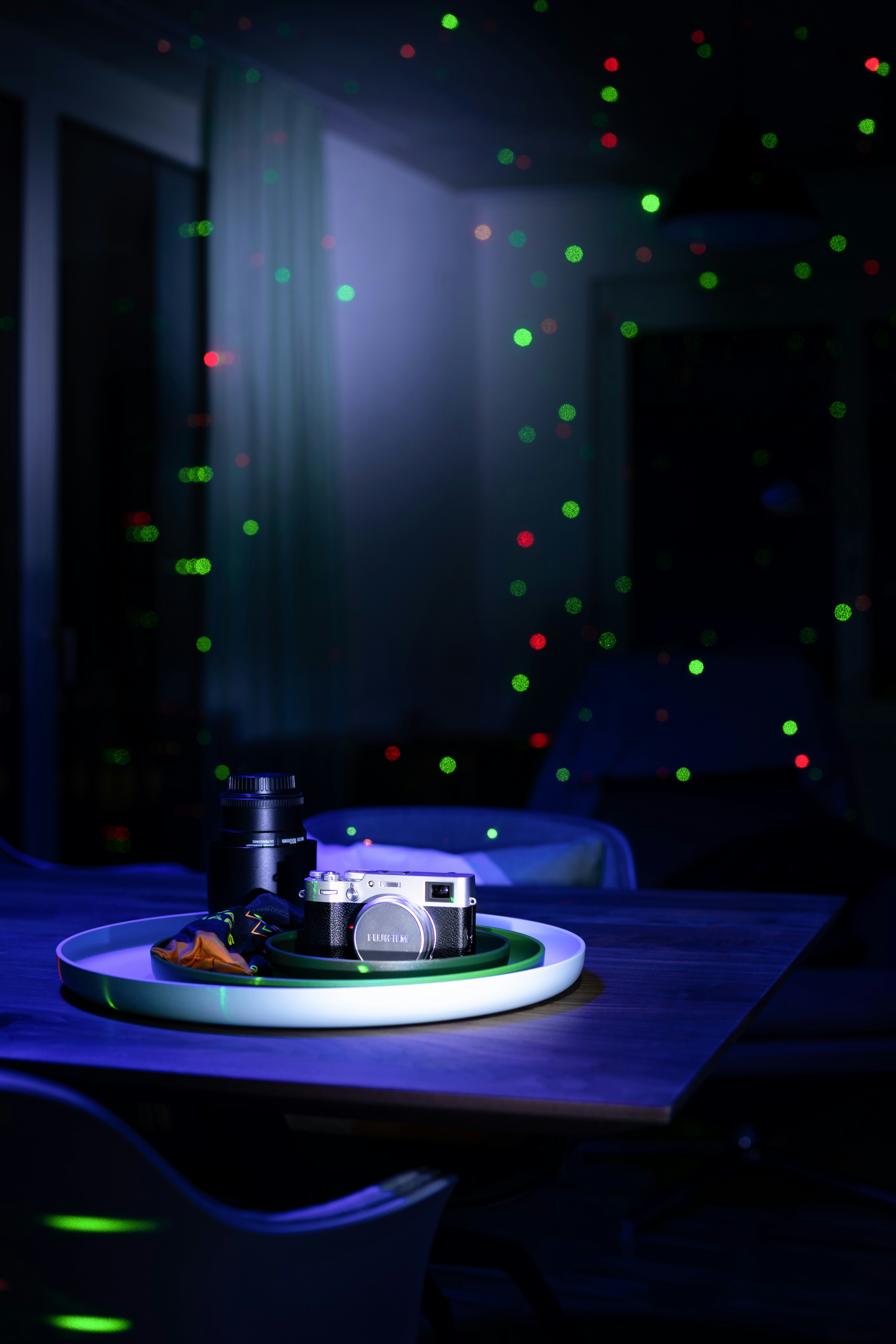 Eine Kamera sitzt auf einem Teller auf einem Tisch