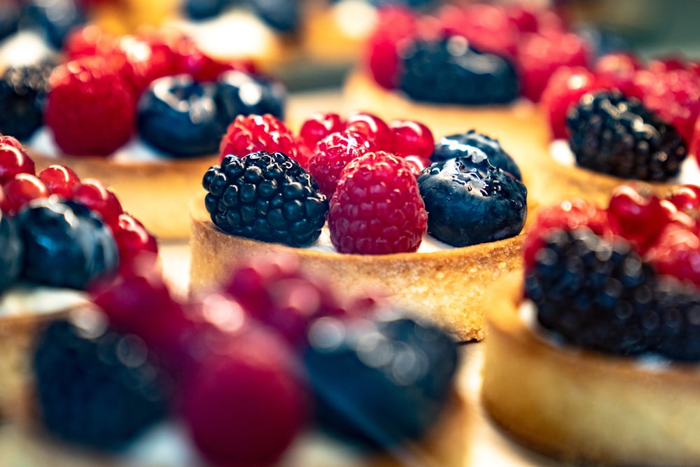 Nahaufnahme eines Gebäcks mit Beeren darauf