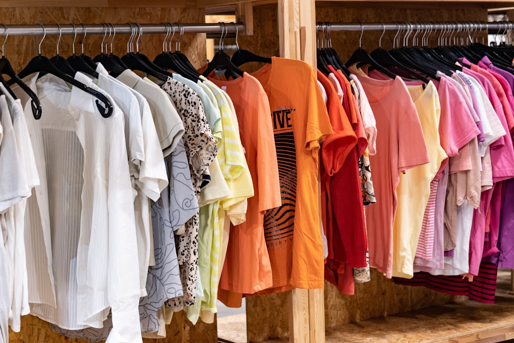 um rack de camisas penduradas em uma loja