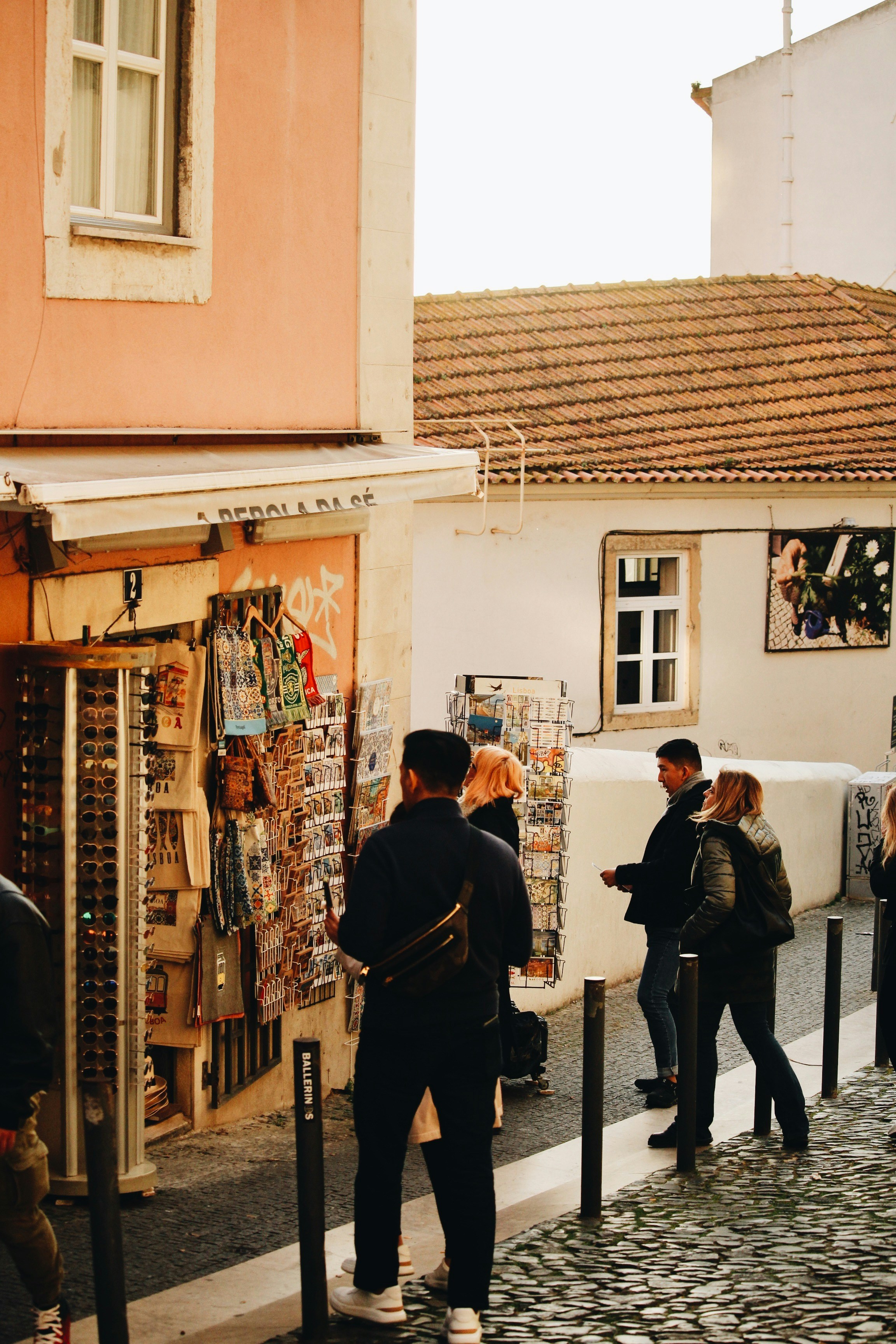 Eine Gruppe von Menschen, die vor einem Geschäft stehen