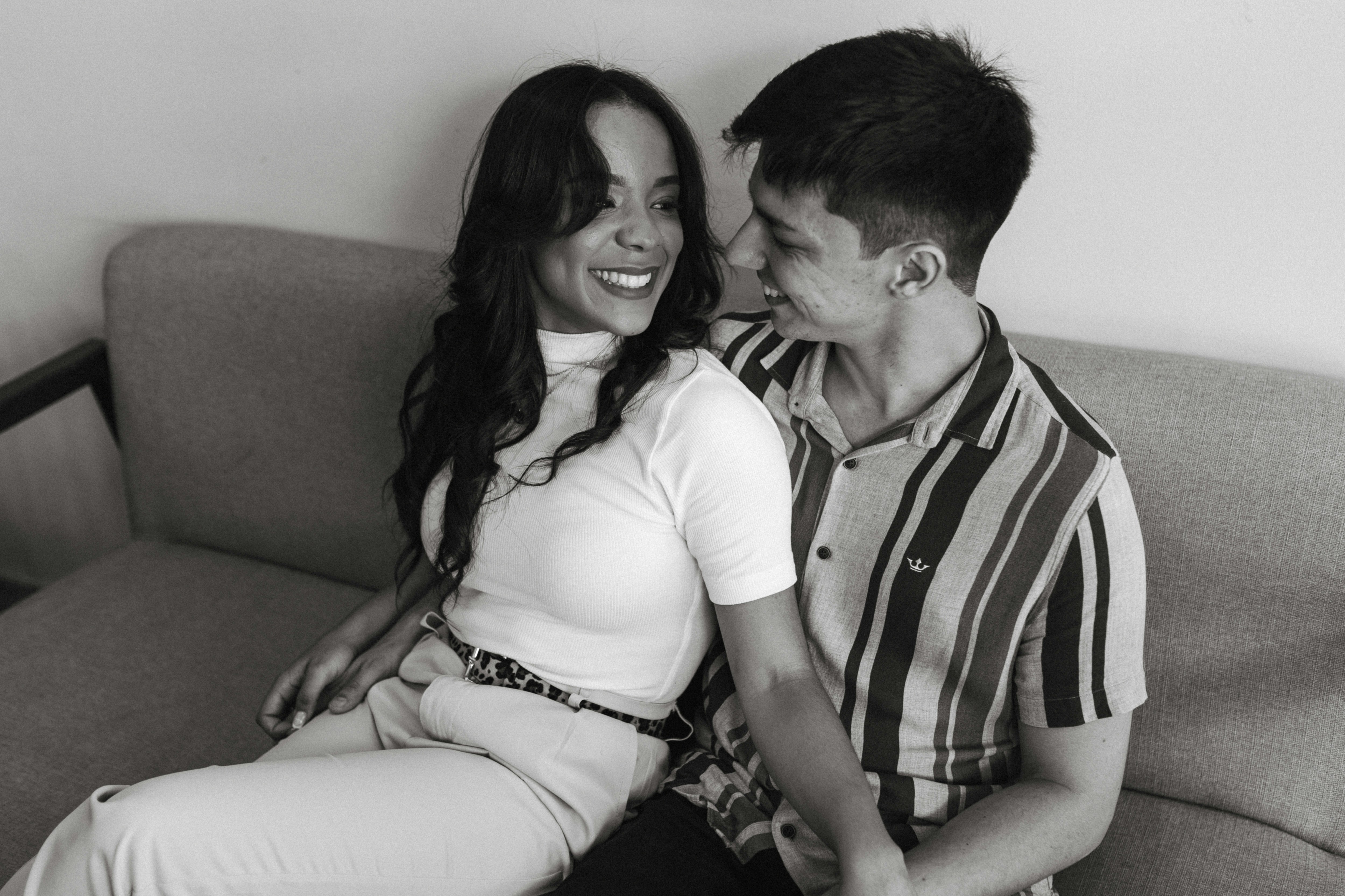 Casal jovem e feliz que alcançou seus objetivos financeiros com DuoWallet