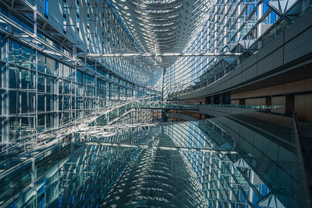 un grand bâtiment avec de nombreuses fenêtres et un puits de lumière