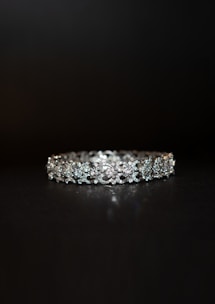 A beautiful bridal jewellery set adorned with diamonds.