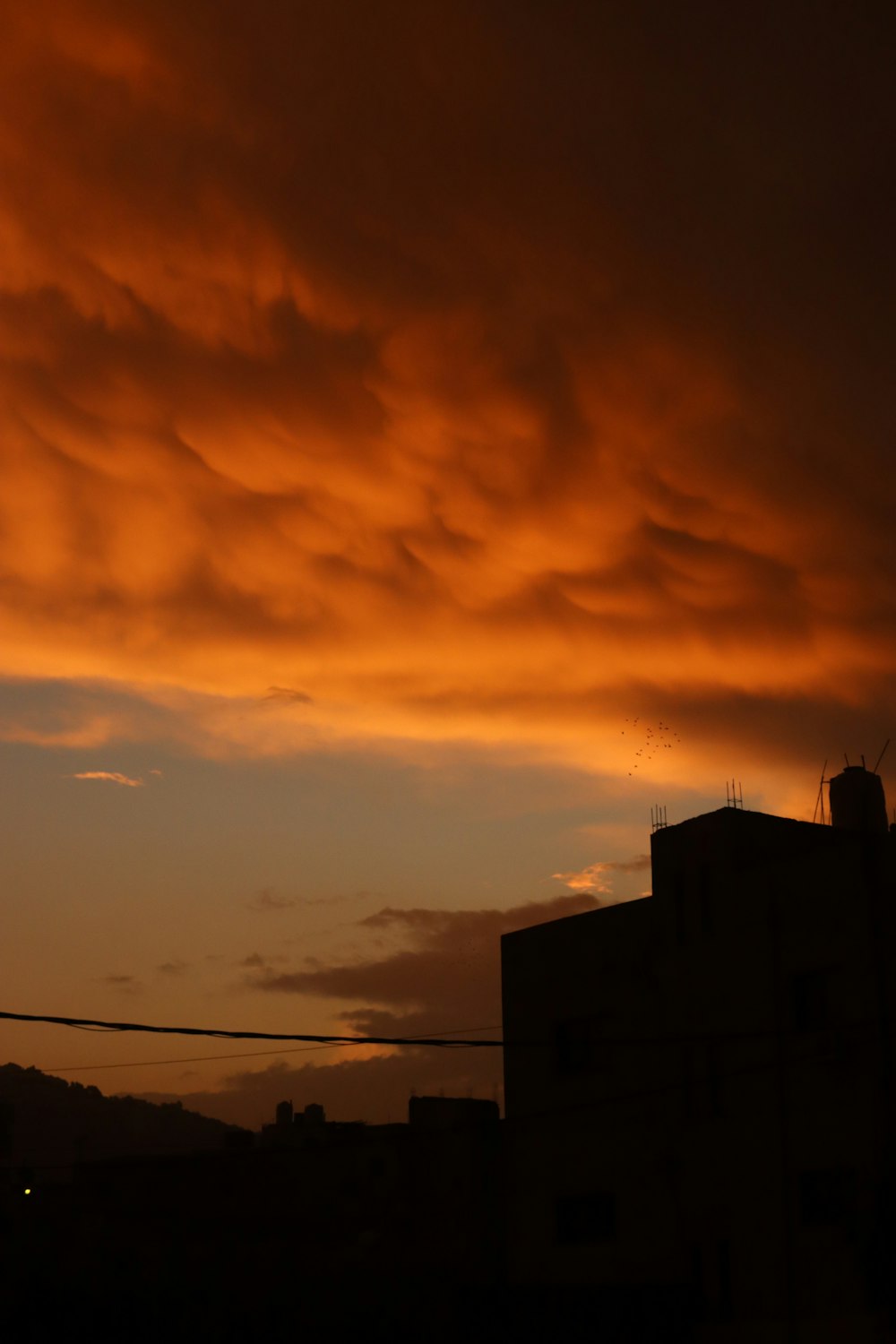 背景に雲のある赤い空