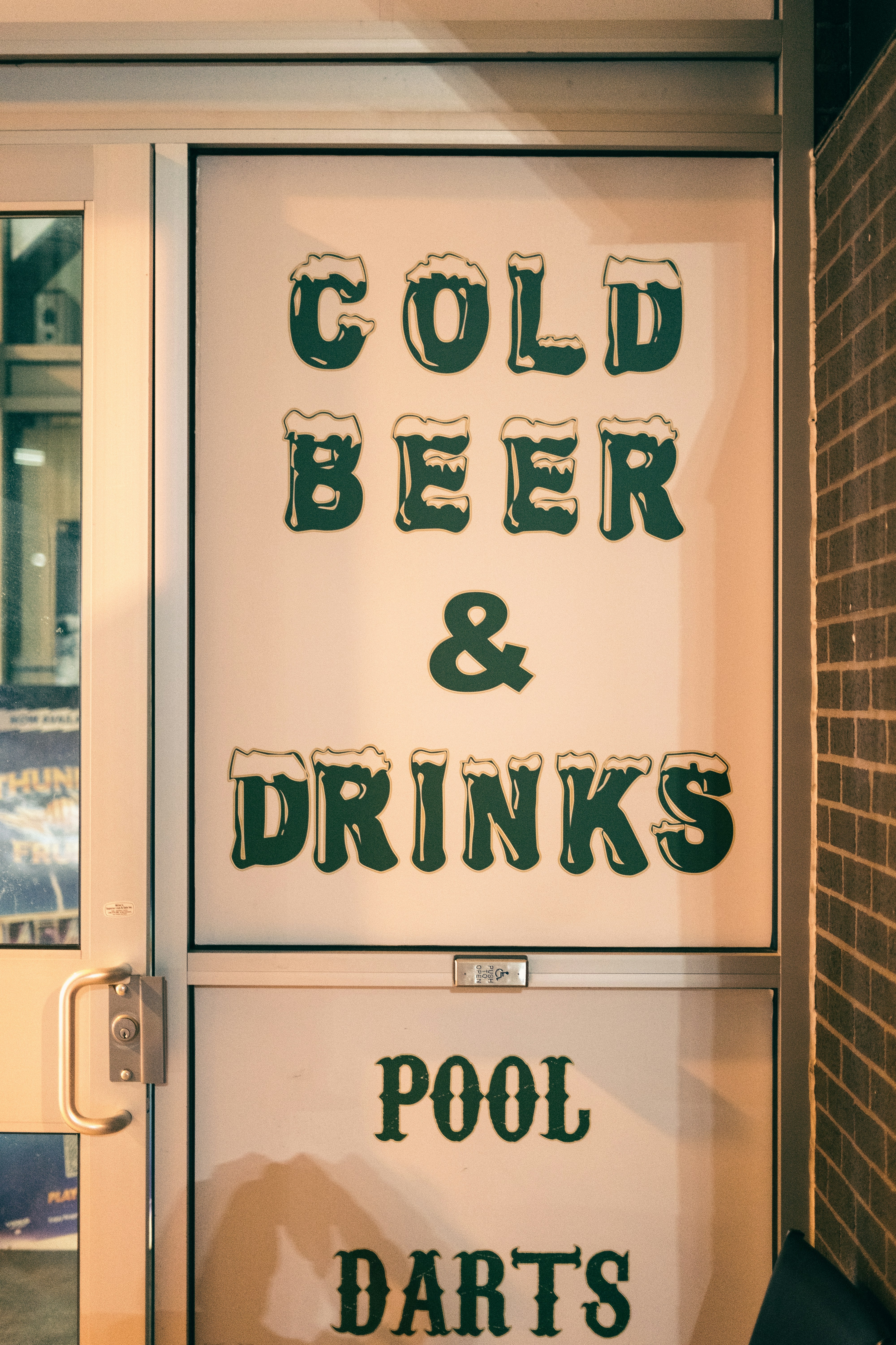 A sign that says cold beer and drinks photo – Free Text Image on Unsplash