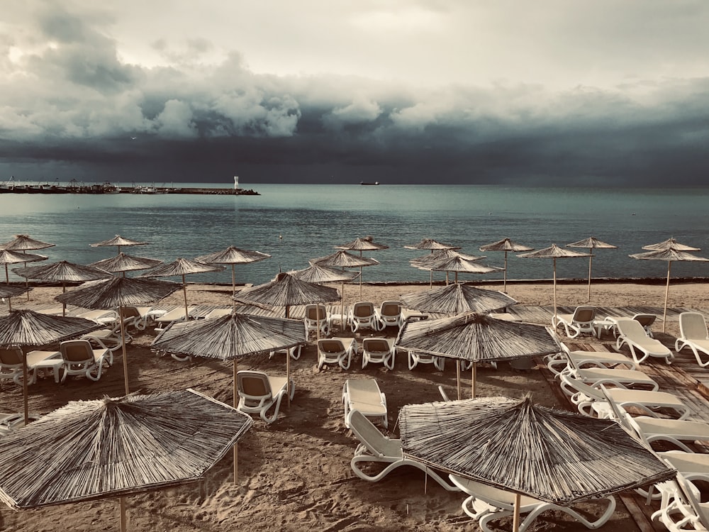 un mucchio di sedie e ombrelloni su una spiaggia