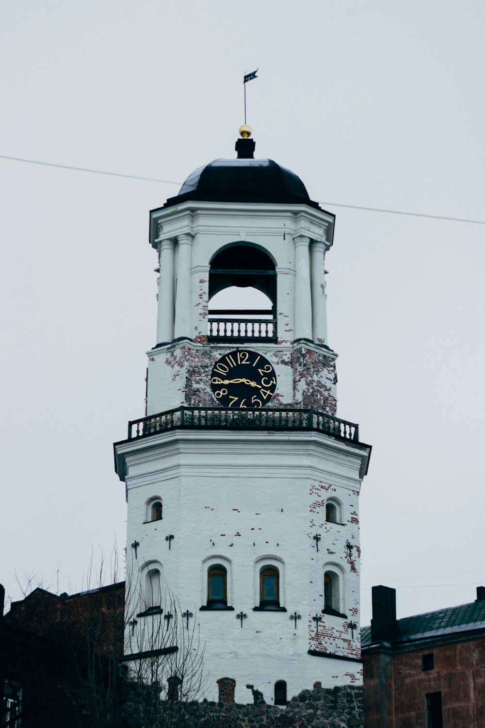 Una torre dell'orologio bianca con una cima nera