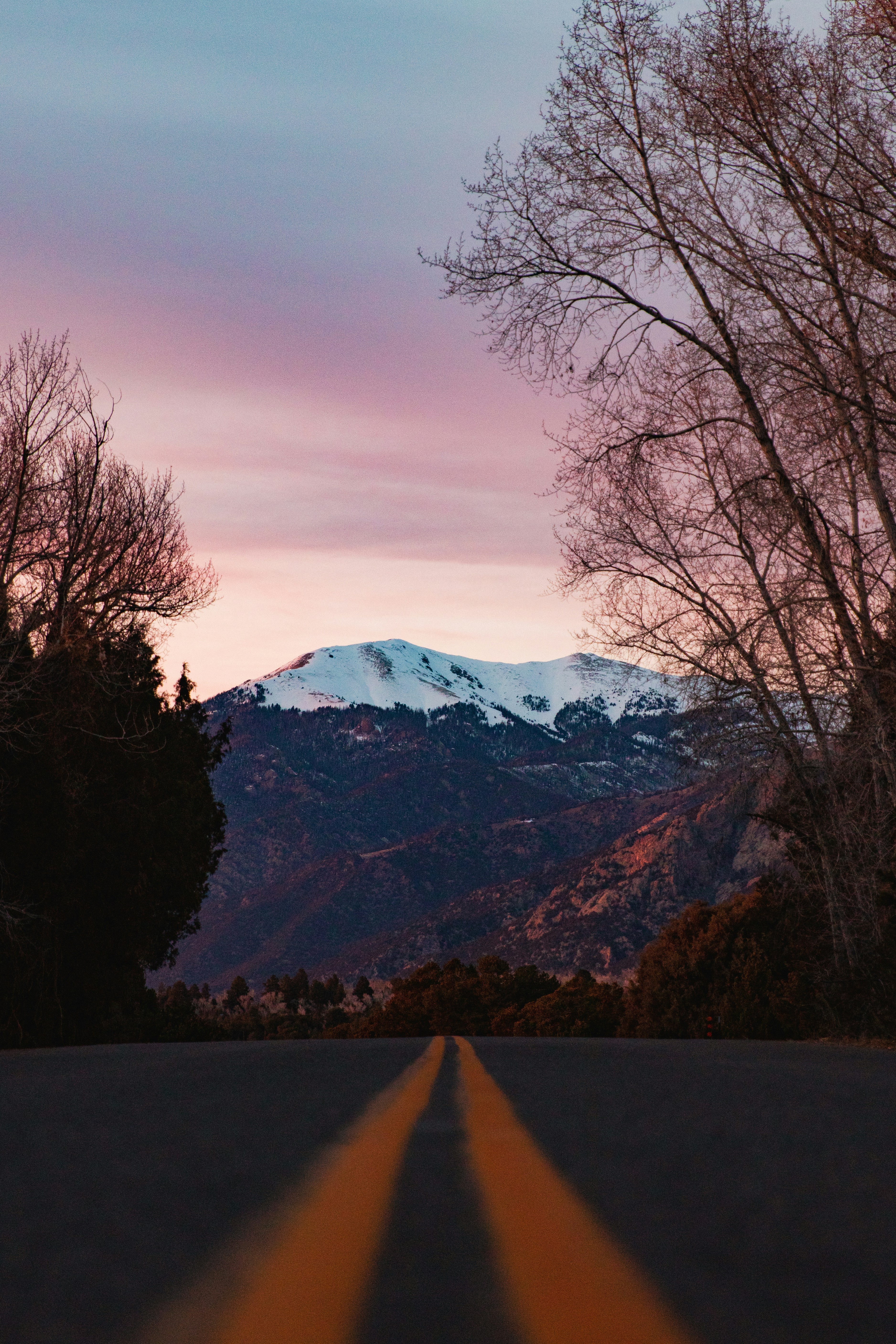 Une longue route avec une montagne en arrière-plan