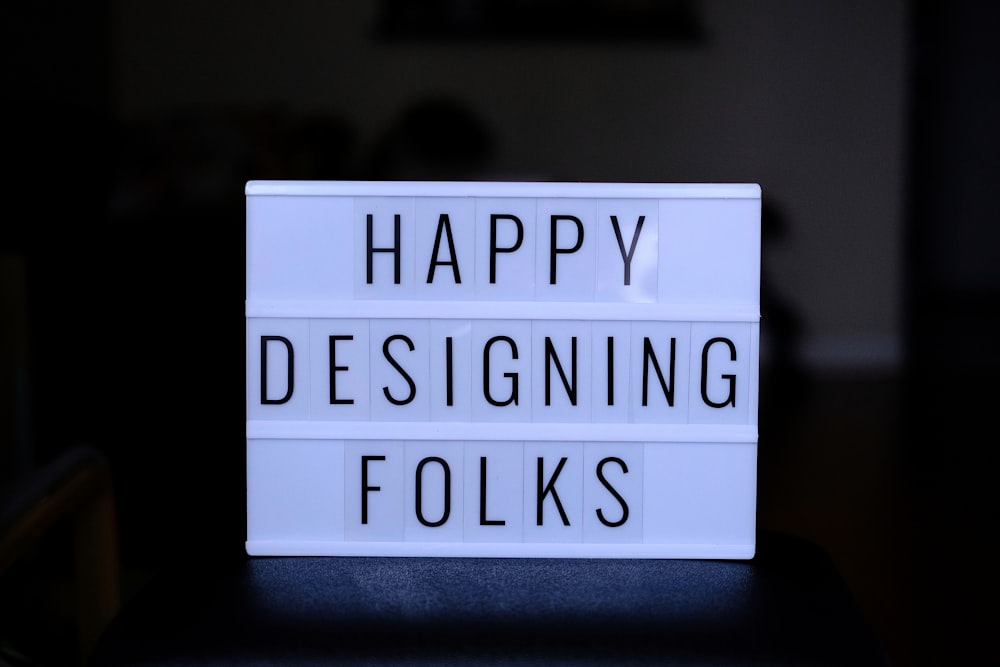 un cartello che dice happy design folks su di esso