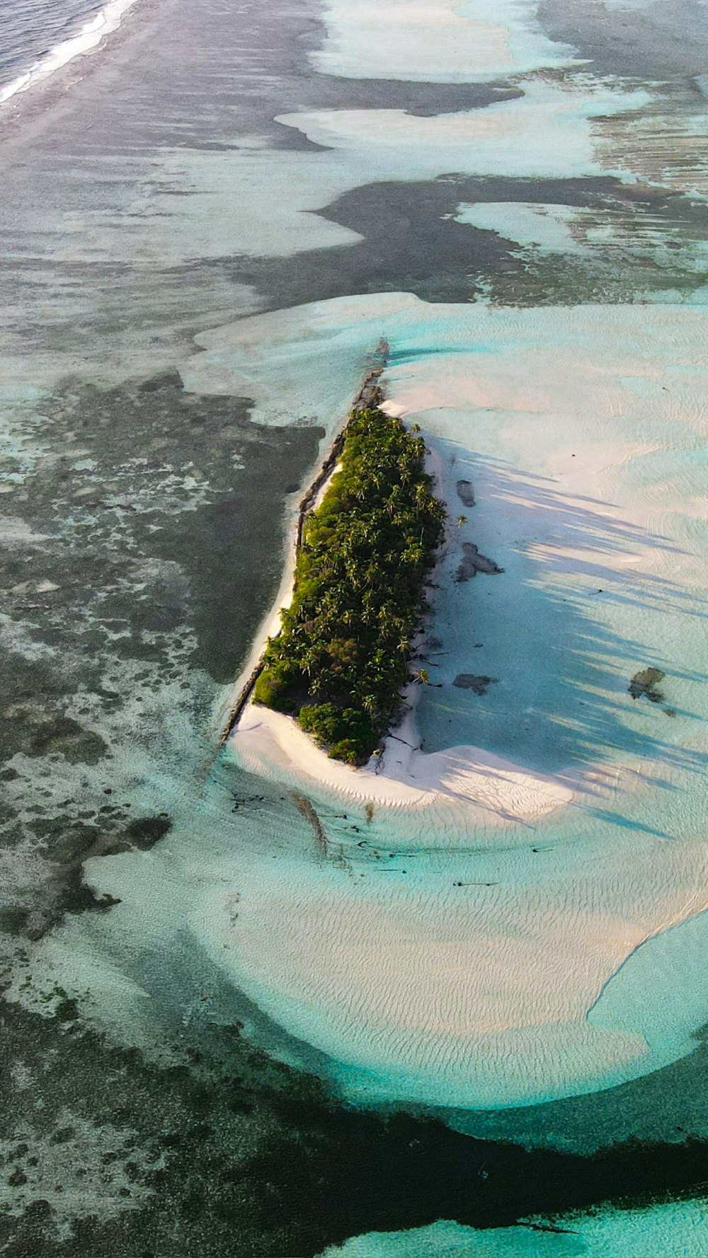 Una pequeña isla en medio de un cuerpo de agua