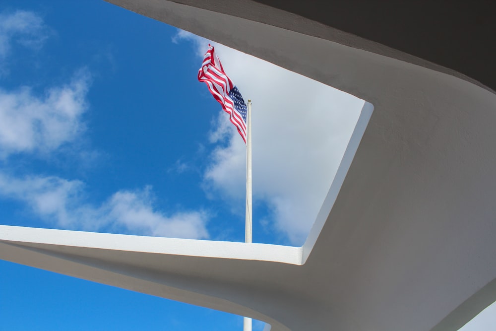 uma bandeira americana voando do topo de um edifício