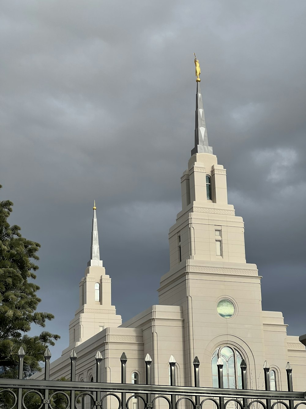 Una gran iglesia blanca con un campanario y un reloj