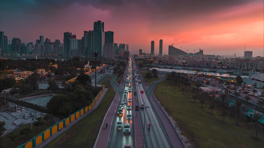 Панорама skyline Шарджи на закате