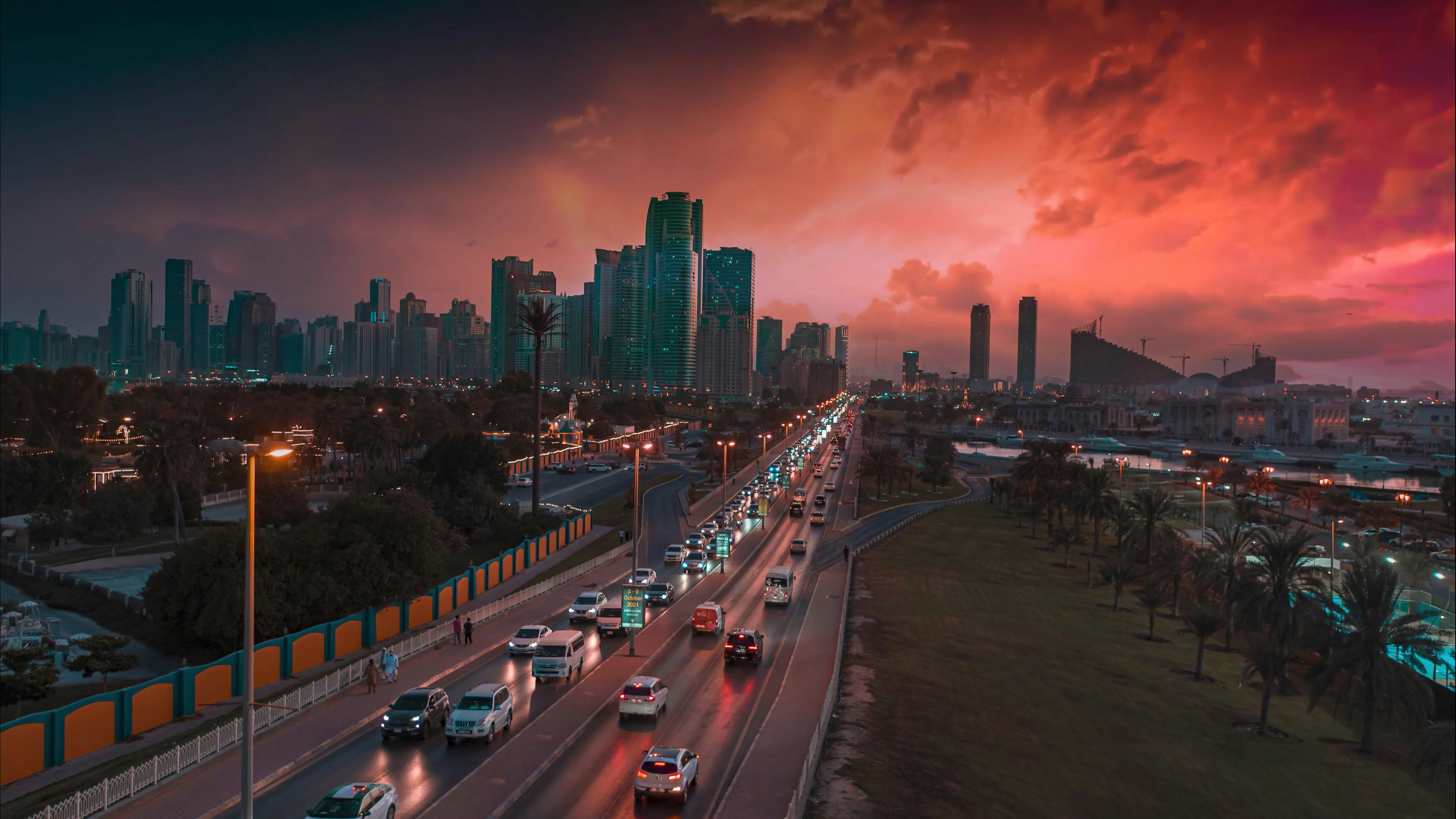 Una strada della città piena di molto traffico sotto un cielo nuvoloso