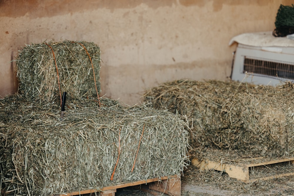 a pile of hay sitting on top of a wooden pallet
