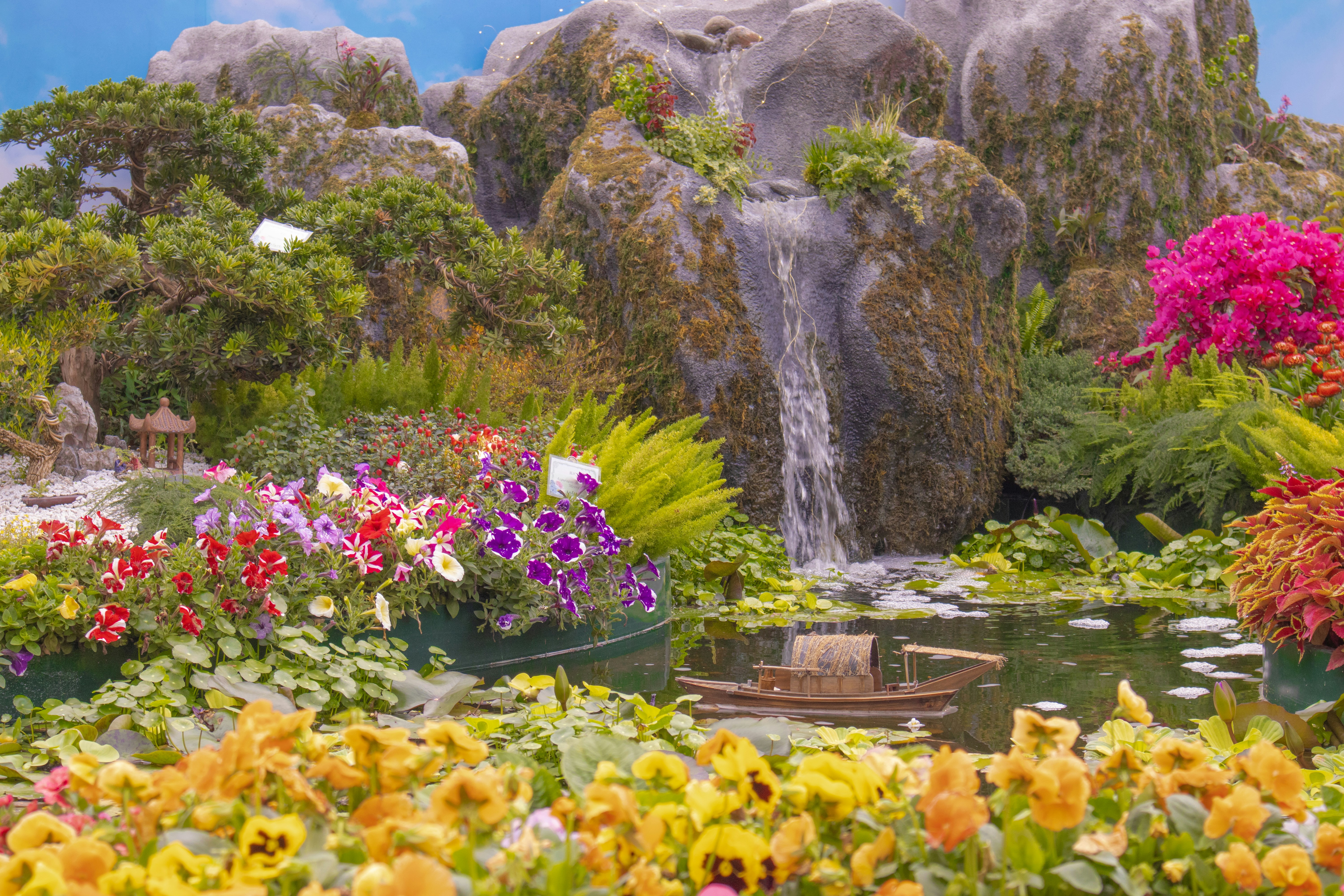 A boat floating in a pond surrounded by flowers photo – Free Nature ...