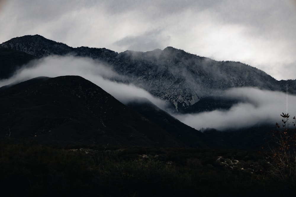 Une montagne couverte de nuages bas sous un ciel nuageux