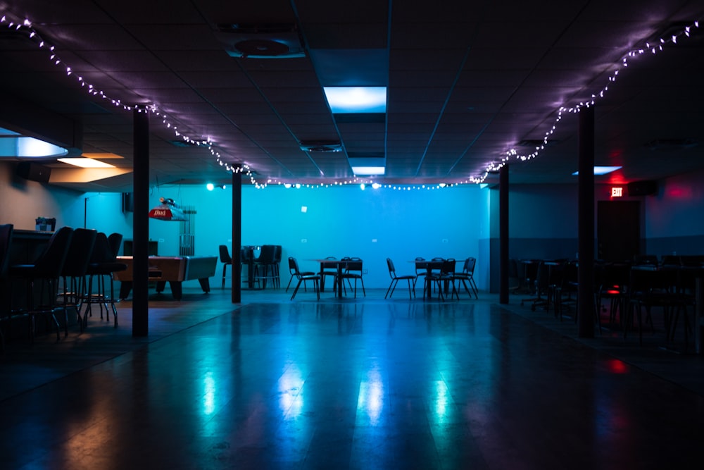 une salle avec beaucoup de tables et de chaises