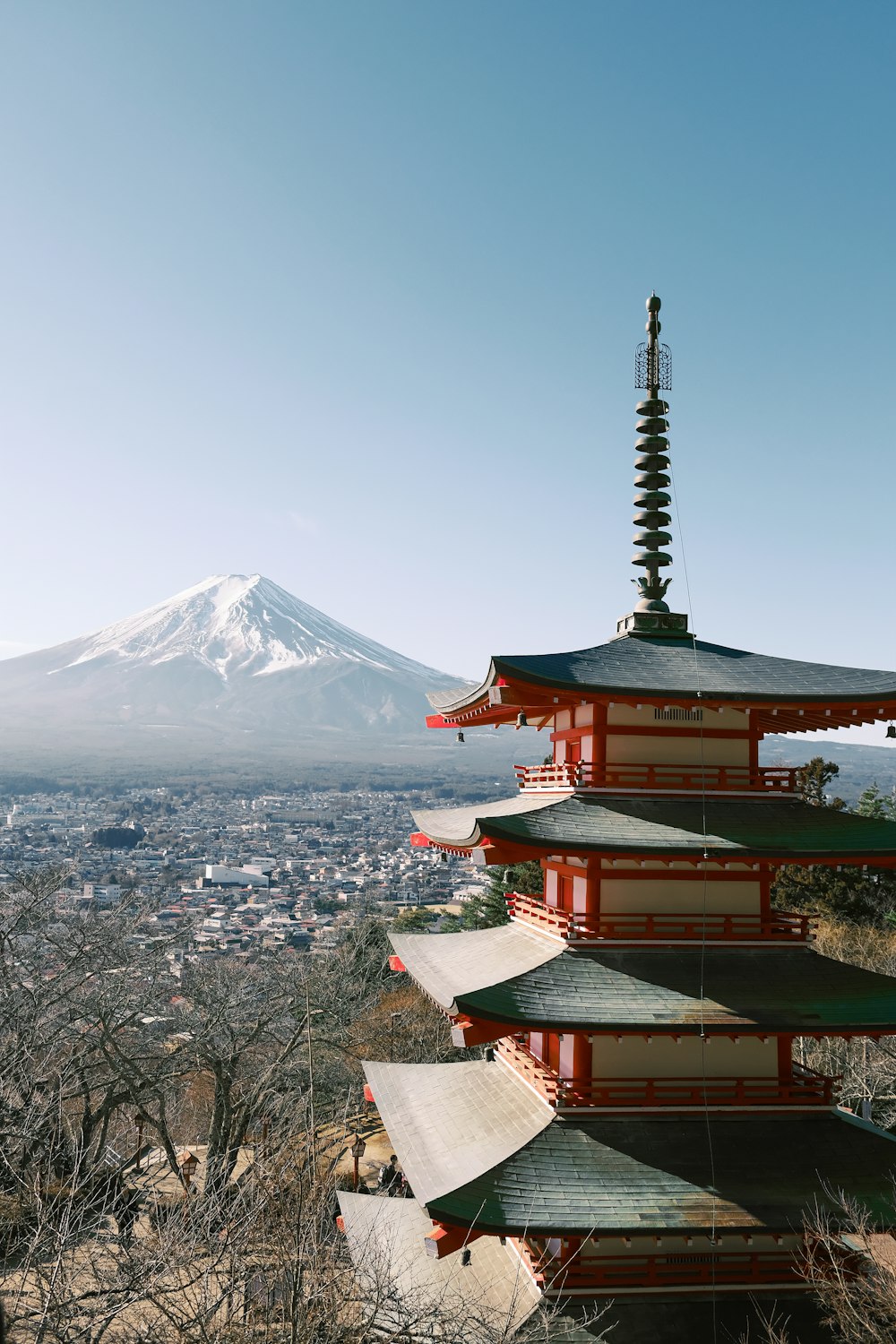 Una pagoda con una montaña al fondo