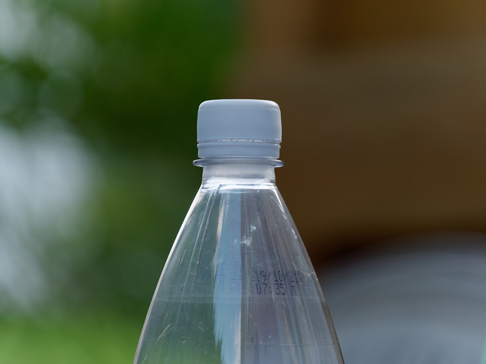 um close up de uma garrafa de água com um fundo desfocado