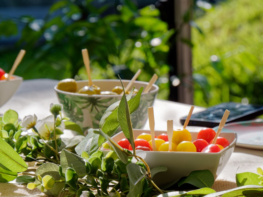 uma mesa coberta com tigelas de frutas e legumes