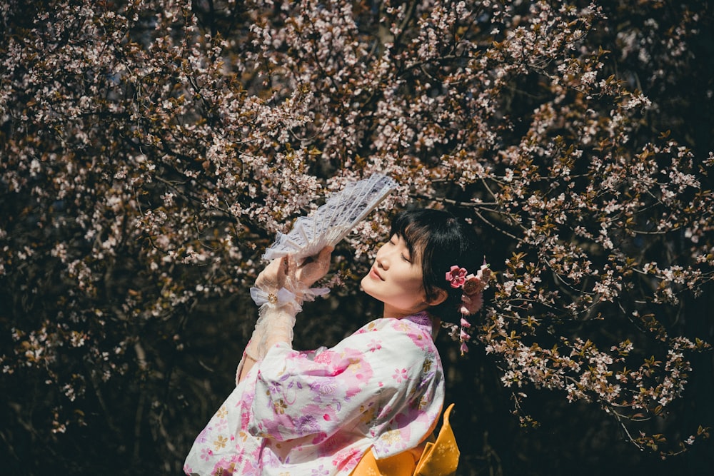 Eine Frau im Kimono mit Regenschirm