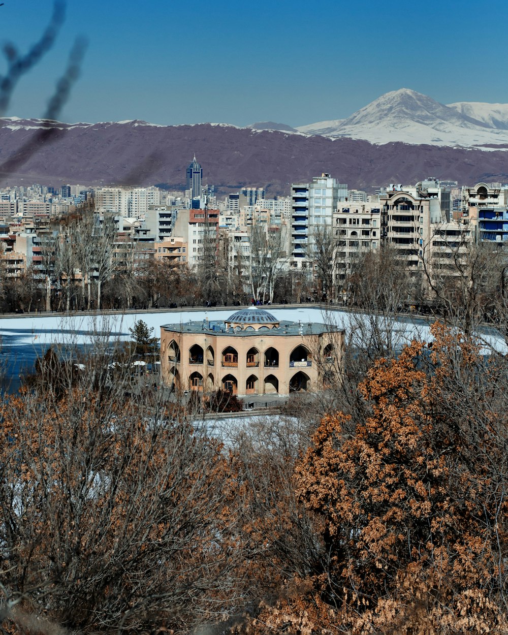 Una vista de una ciudad con montañas al fondo