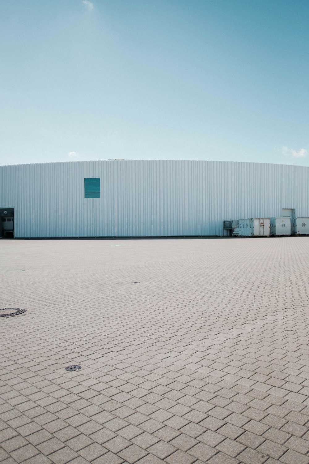 Un grand entrepôt avec un ciel bleu en arrière-plan