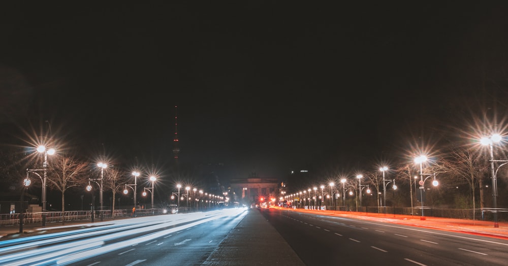 Una calle de la ciudad por la noche con farolas