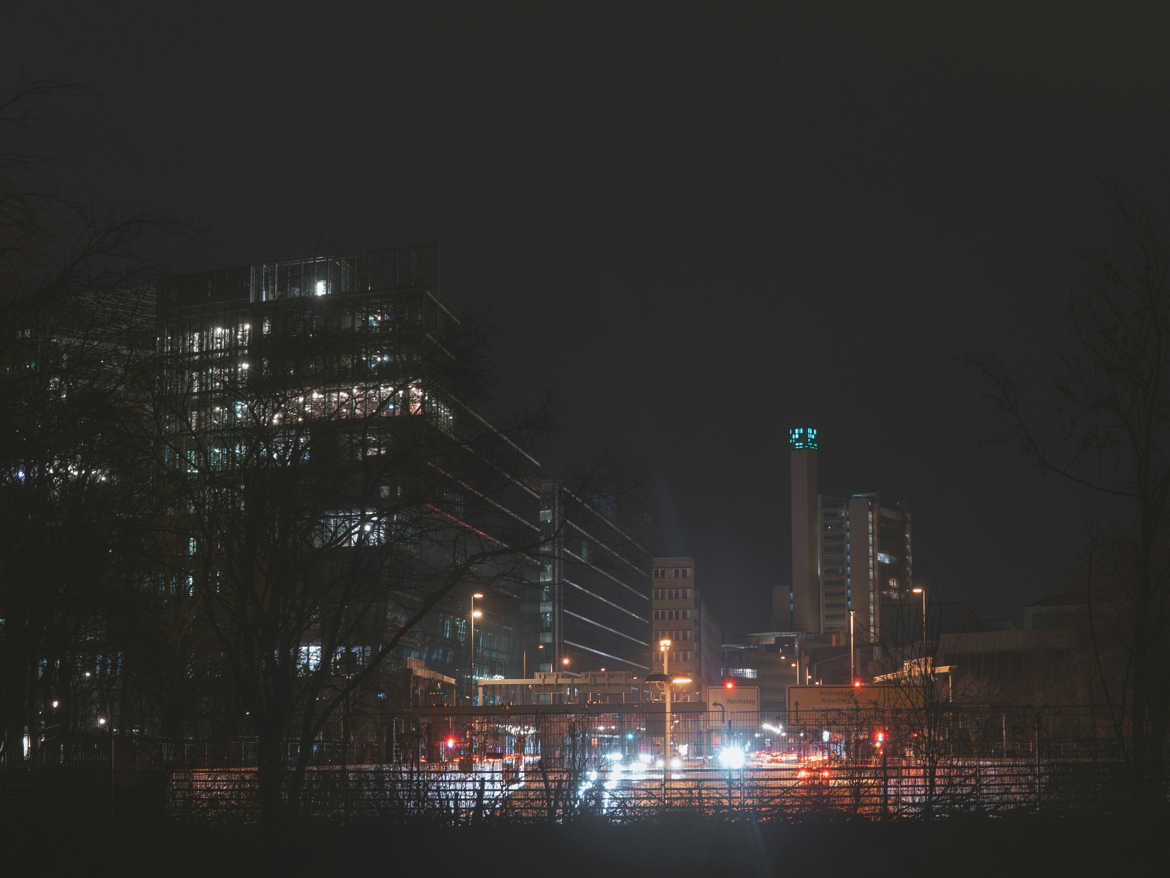 Eine Stadt bei Nacht mit viel Verkehr