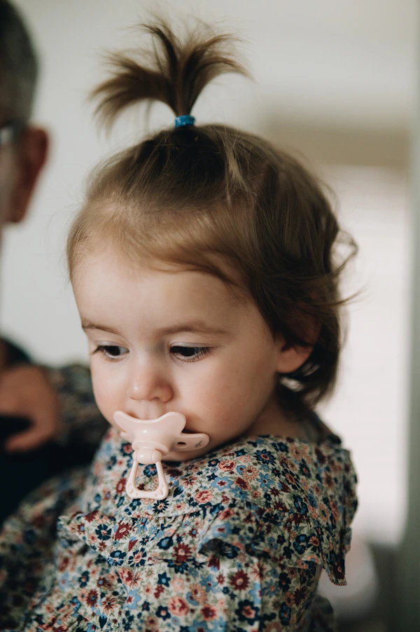Bébé avec tétine — La Maison d'Ina