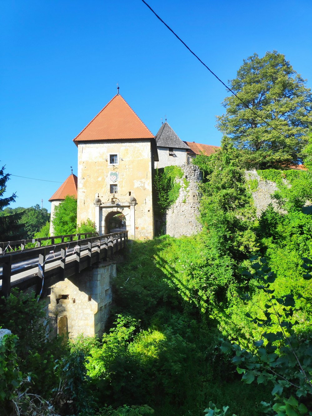 an old building with a bridge going over it