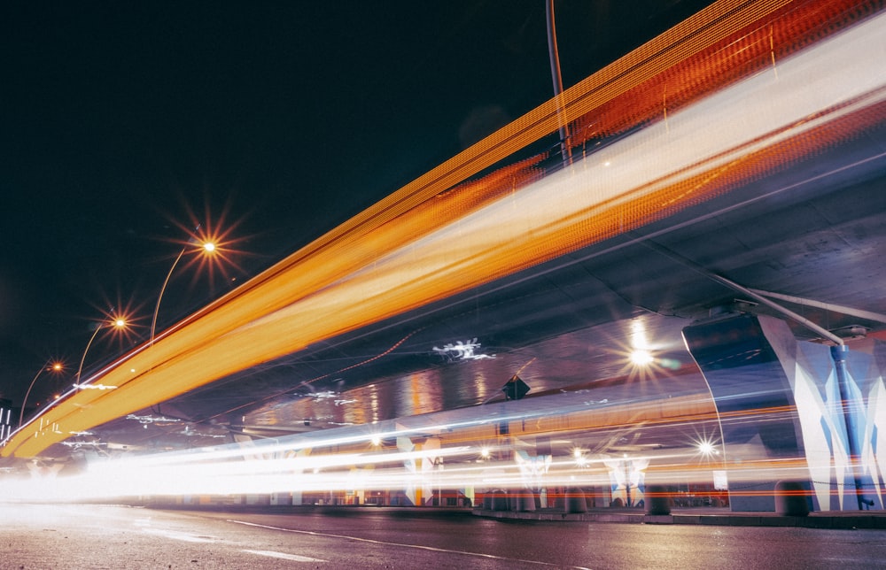 Una foto sfocata di una strada della città di notte