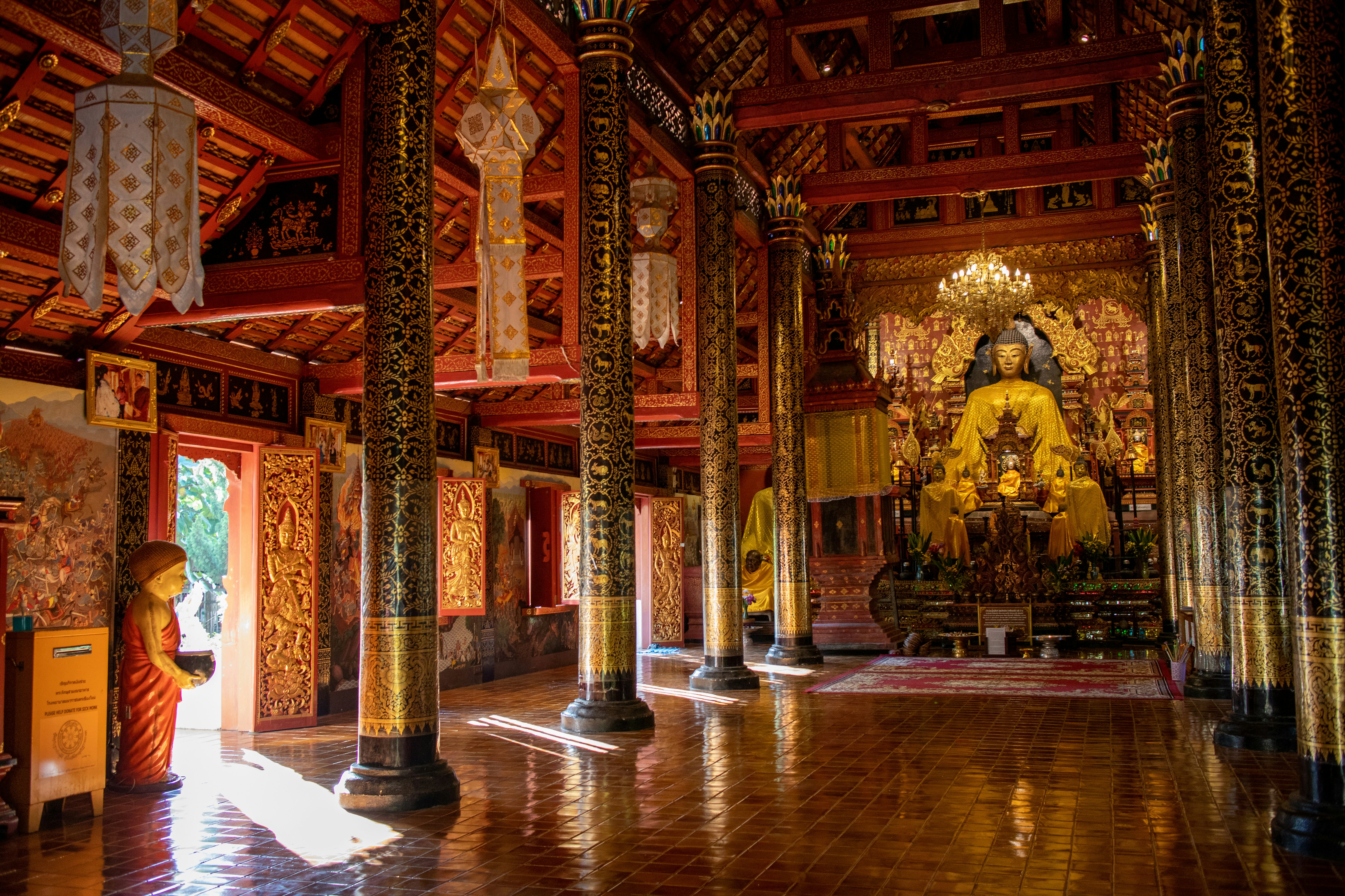 a large room with columns and a statue, พระพุทธสิหิงส์ วัดศรีดอนชัย, ปาย แม่ฮ่องสอน Wat Sri Don Chai (Pai), Mae Hong Son, Thailand