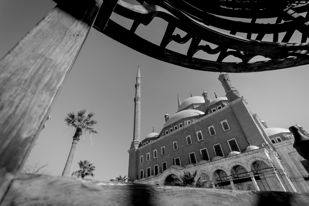 una foto in bianco e nero di un edificio