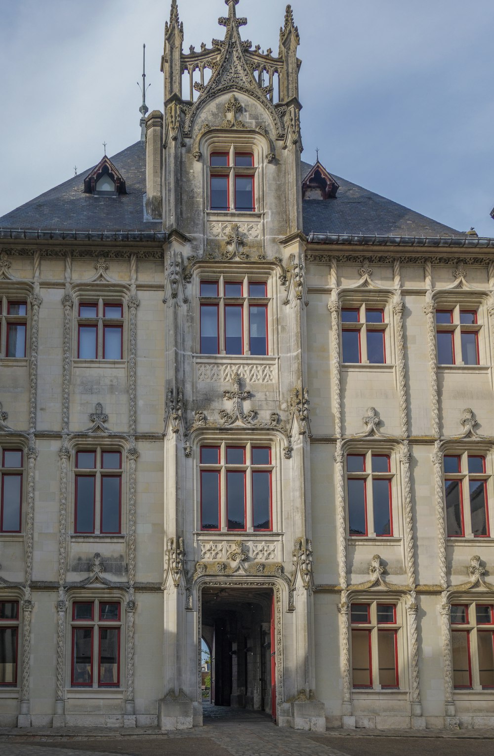 un grand bâtiment avec une horloge sur le dessus