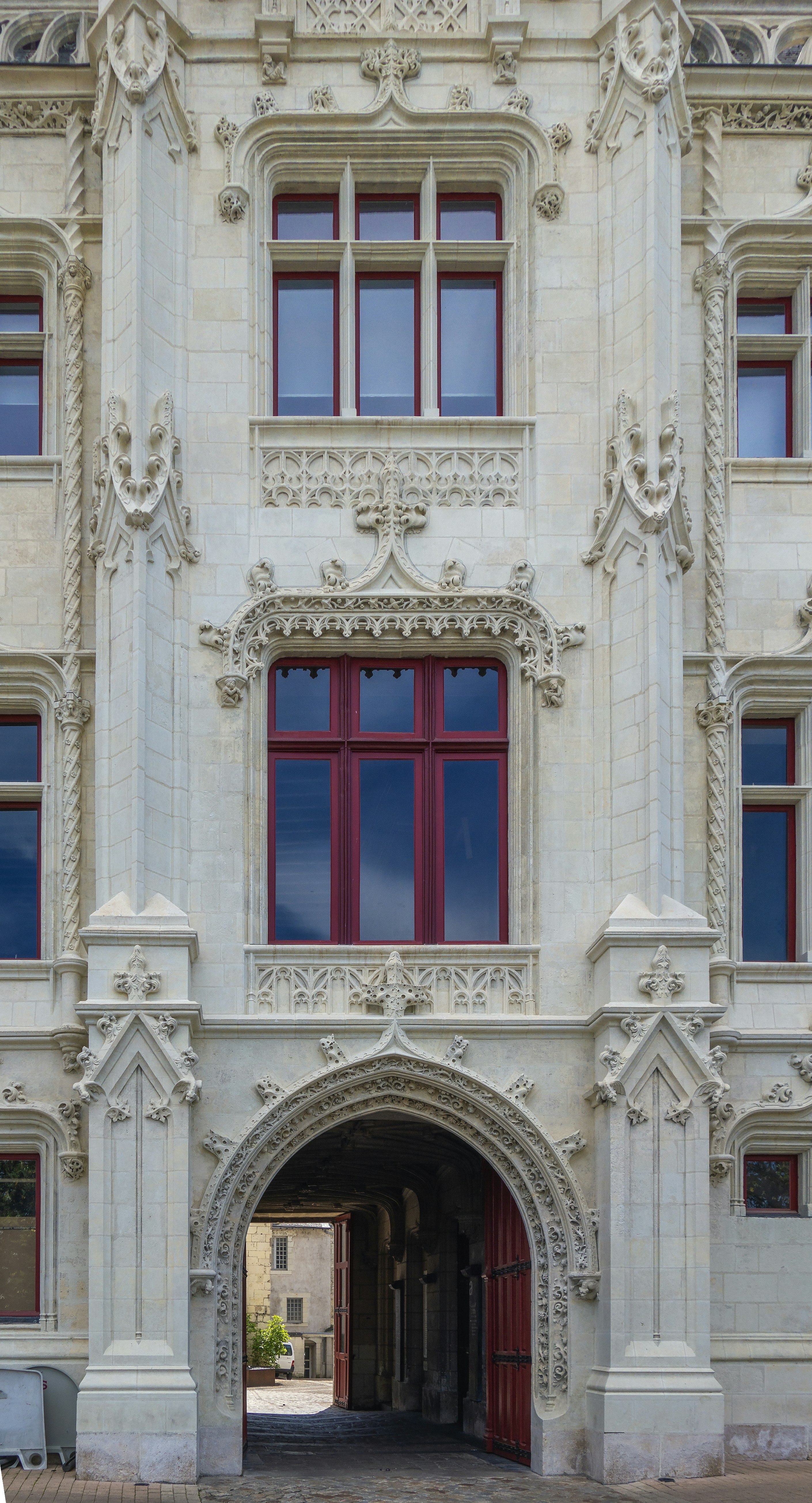 Un gran edificio blanco con una puerta roja