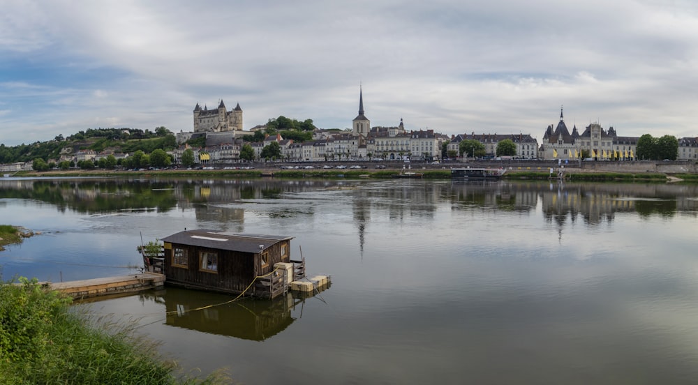 Un petit bateau flottant au-dessus d’un lac