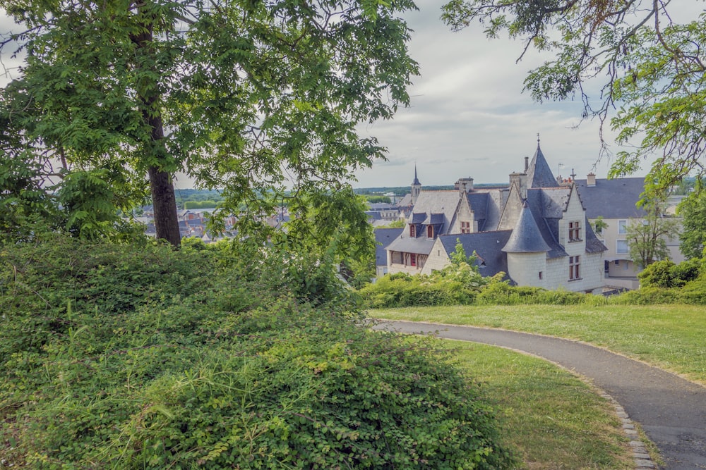 Une grande maison assise au sommet d’un champ verdoyant