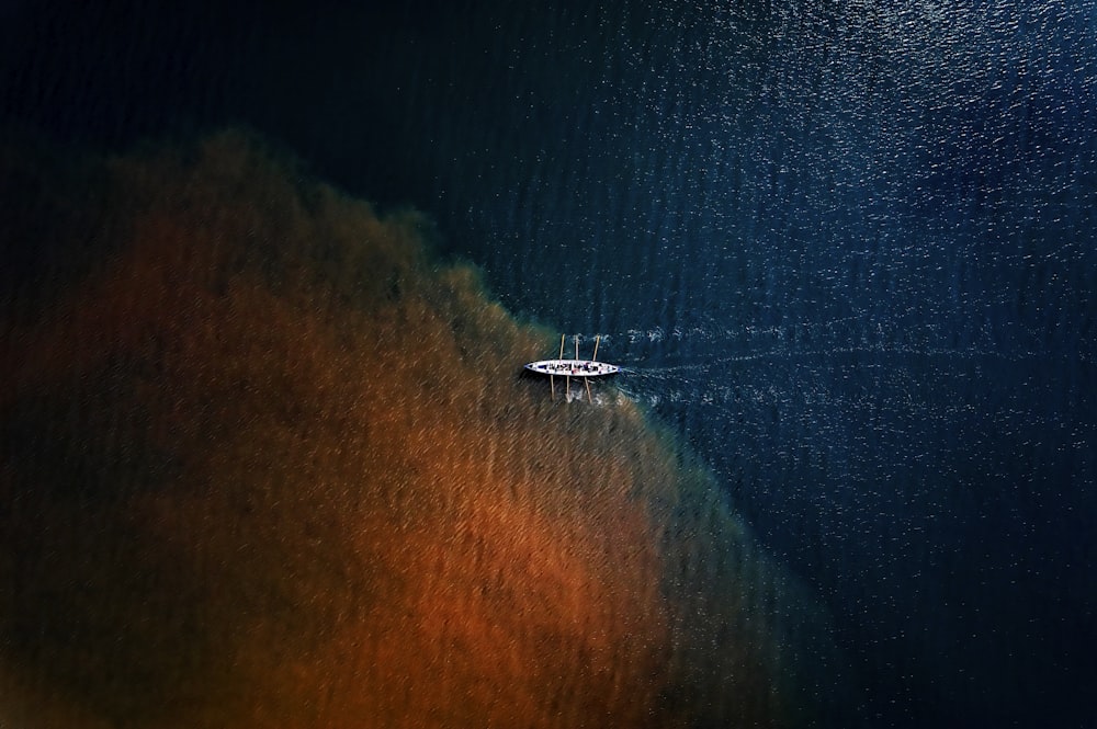 Ein Boot, das auf einem Gewässer schwimmt