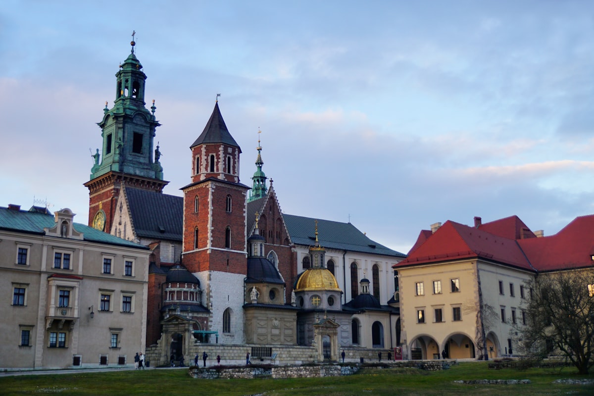 Wawel Kraków — Wawel Castle and Cathedral illuminated at dusk overlooking the Vistula River