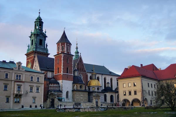 Zamek z wysoką wieżą i jasnym dziedzińcem