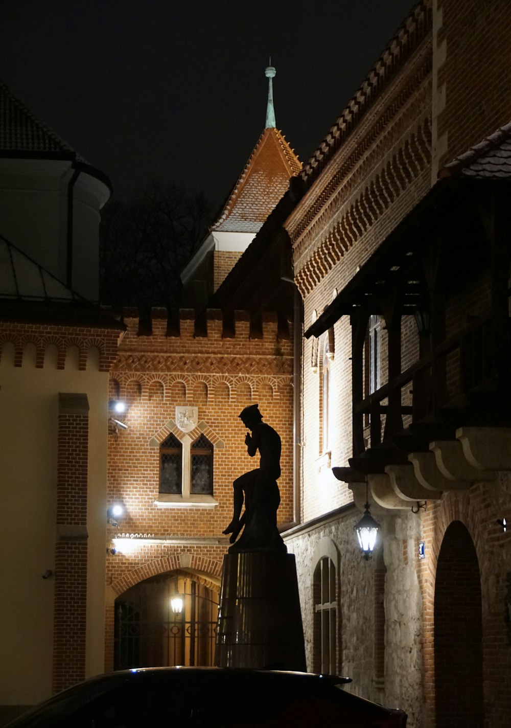 uma estátua de um homem em pé na frente de um edifício