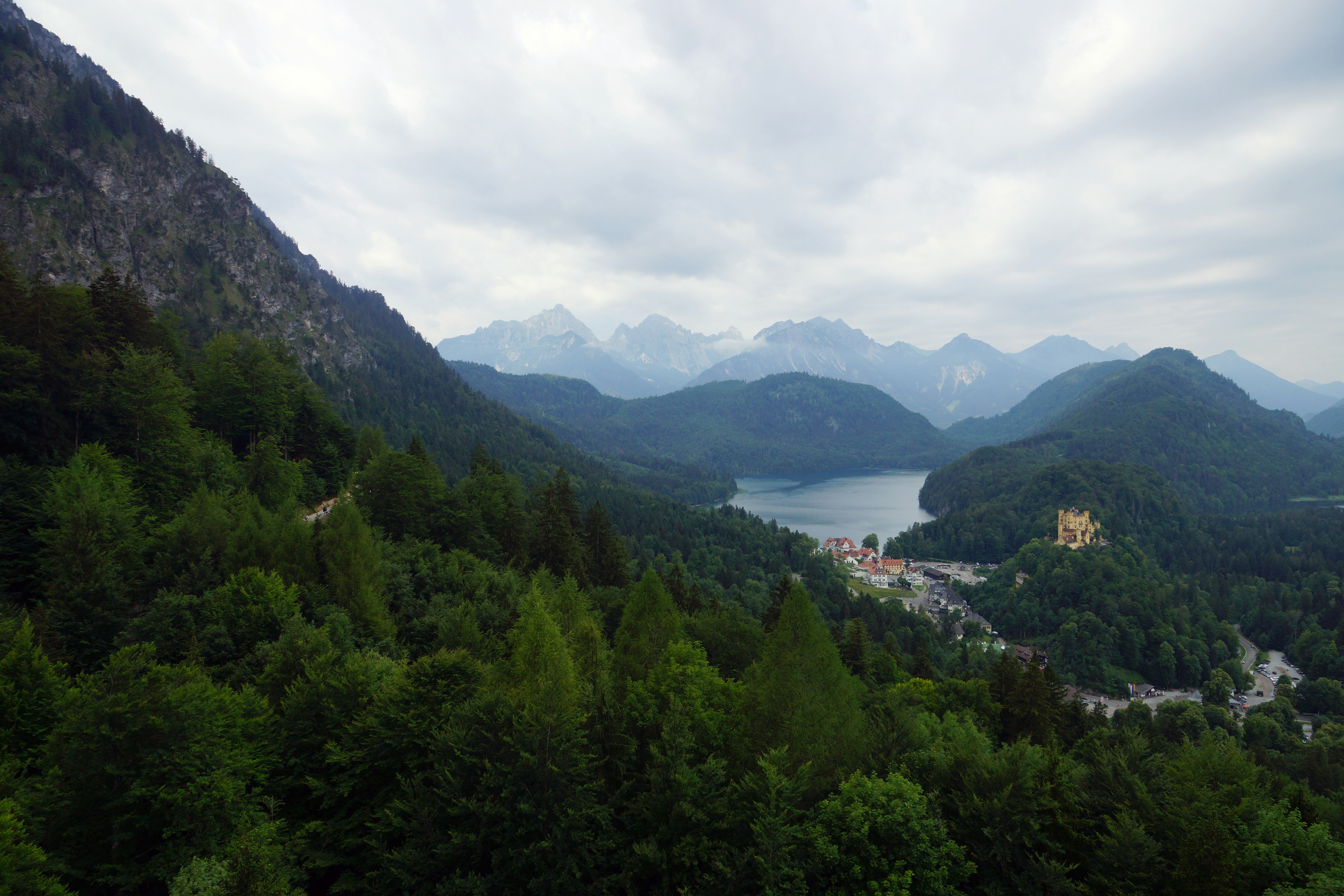 Una vista panorámica de un lago rodeado de montañas foto – Imagen de Fondos  de pantalla escritorio gratuita en Unsplash, image size:3000x2000