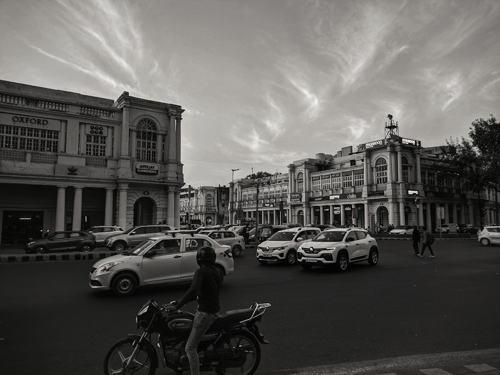 Una foto in bianco e nero di una strada trafficata