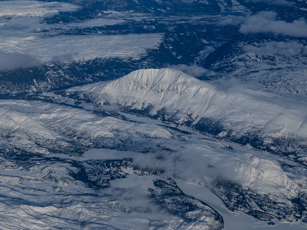 Una vista aérea de una cordillera nevada