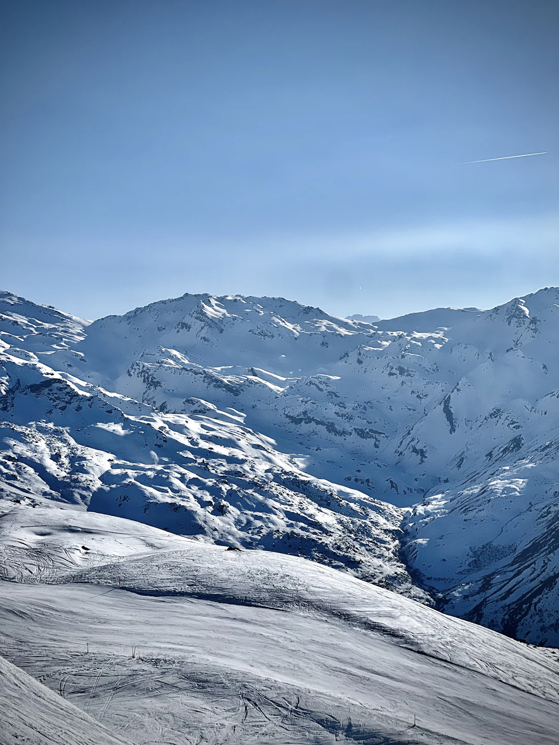 Skiër op een piste in Les 3 Vallées bij Courchevel