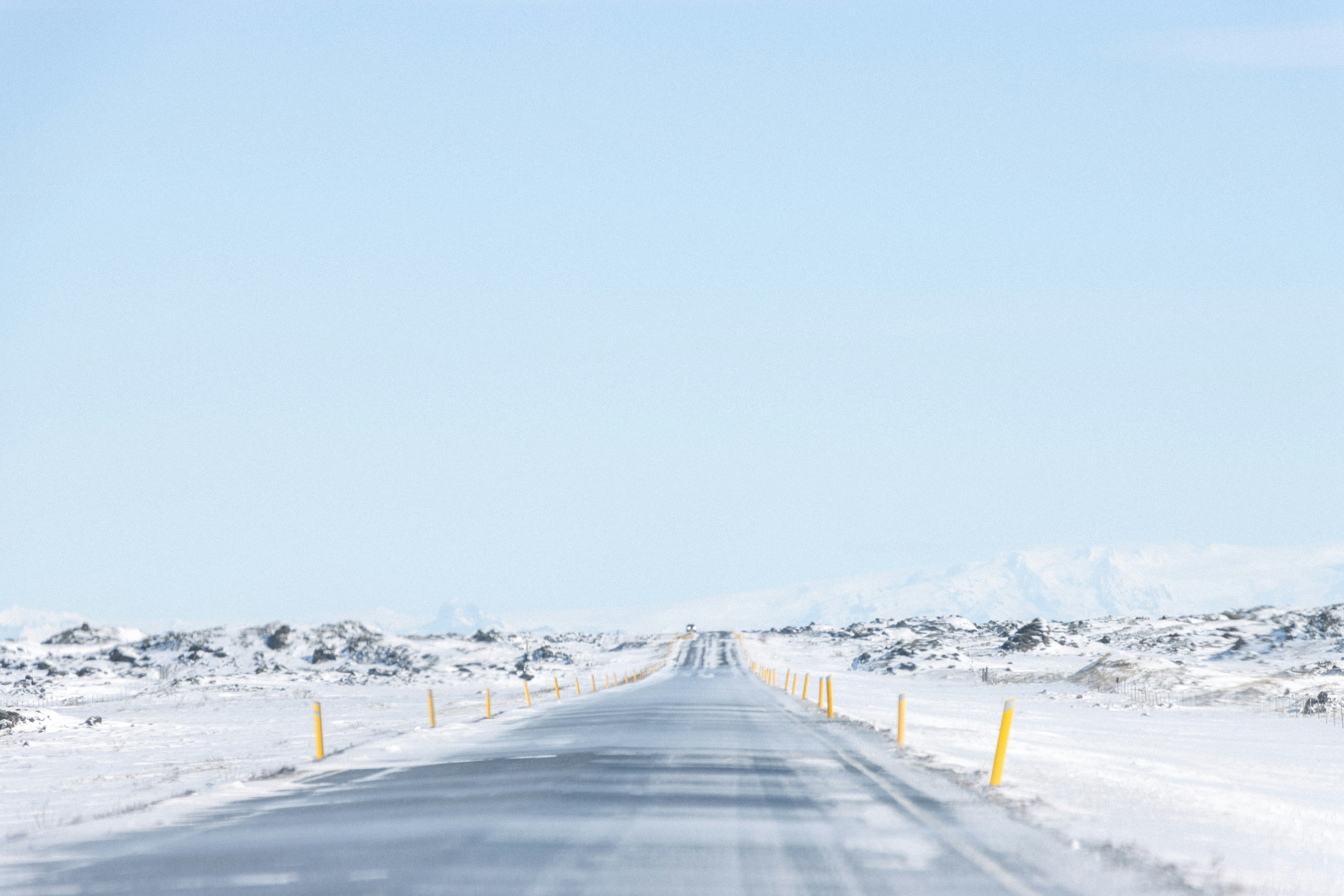 Une route enneigée au milieu de nulle part