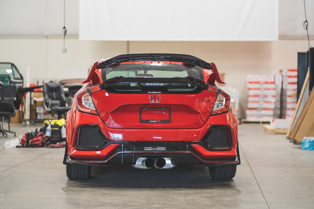 Ein roter Sportwagen in einer Garage geparkt